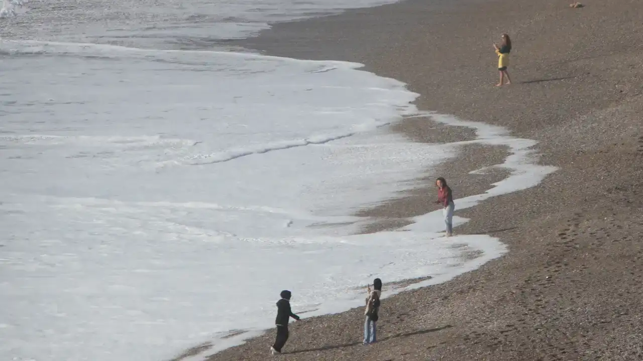 Günlerdir Süren Sağanak Yağış Sonrası Antalyalılar Sahile Akın Etti 10